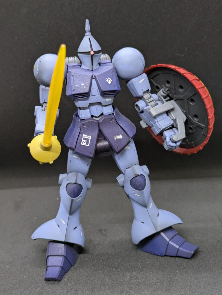 キットのこと①最初のHGUCだと関節部分のポリパーツがむき出しでしたが、その辺は改良されています。そのかわりというか、私が買ったのは両肩のパーツの組み合わせが悪く、合わせ目が目立ったので、段落ちモールド風にしました。(彫刻刀で薄く削っただけ)