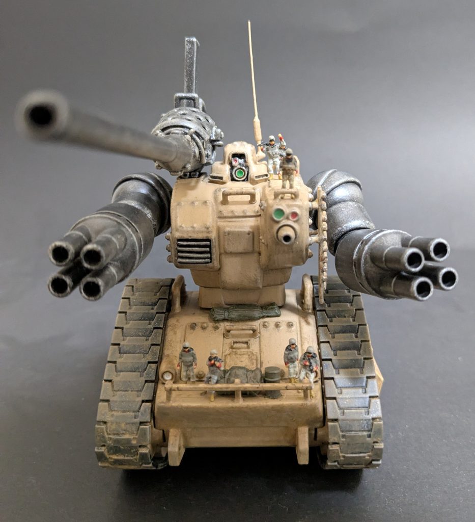 頭部はエポキシやプラ棒等でオリジナルデザインにしました。カメラやセンサー等の機能が頭部に内蔵されている方が好きなんで………というか元々ガンタンクの顔が好きではないのかな……