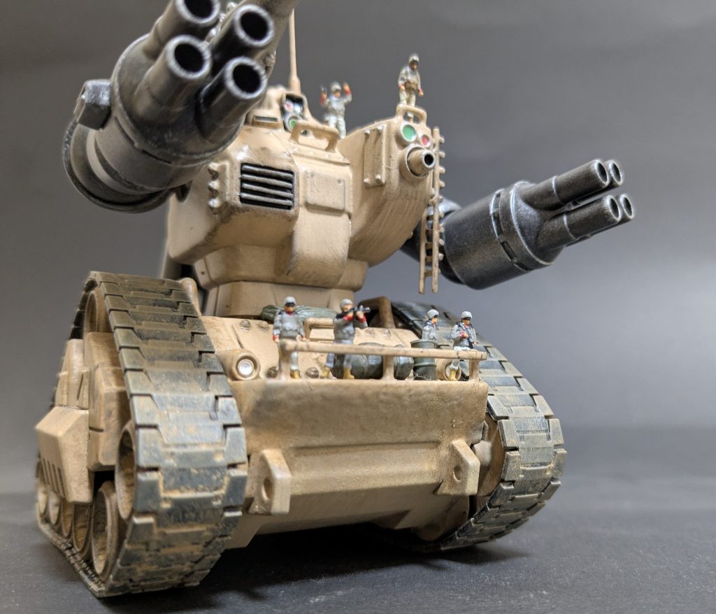 １００均の山田化学さんの軍人人形を７体使用しています。安くてイイね！上側に３体、下側に４体の連邦軍兵士がいます。　　昇降したい場合はハシゴを使うように妄想…