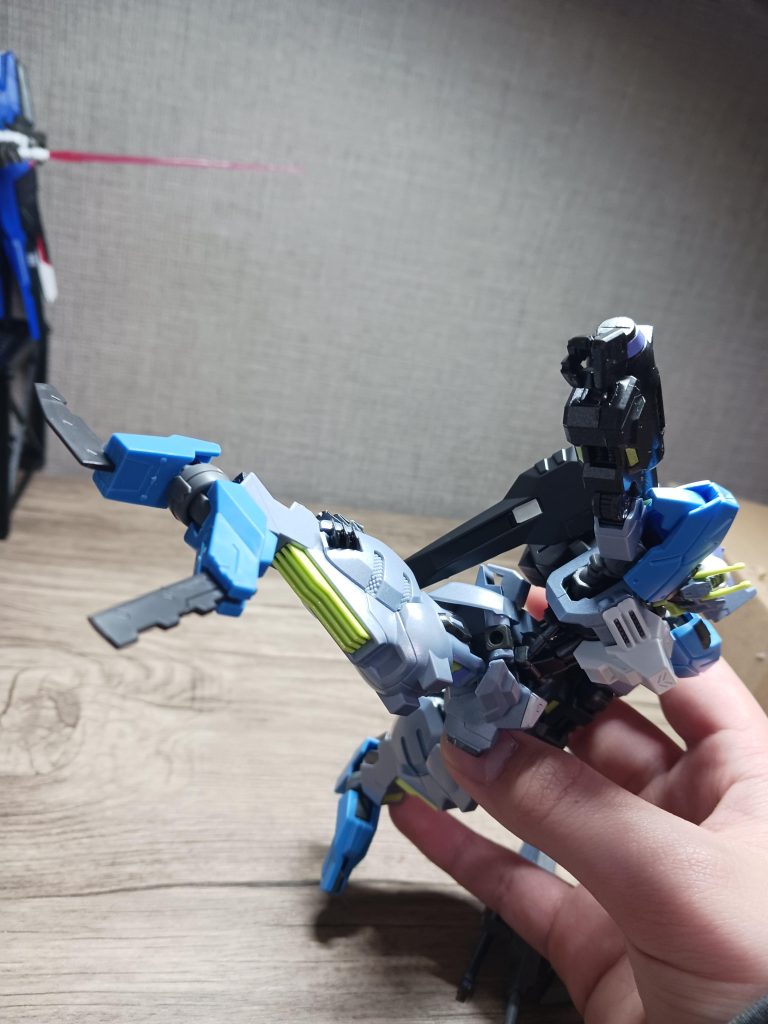 KP2B200脚部ヴィカッターアスモダールの近距離兵装です。設定では、あまり使わない武器である