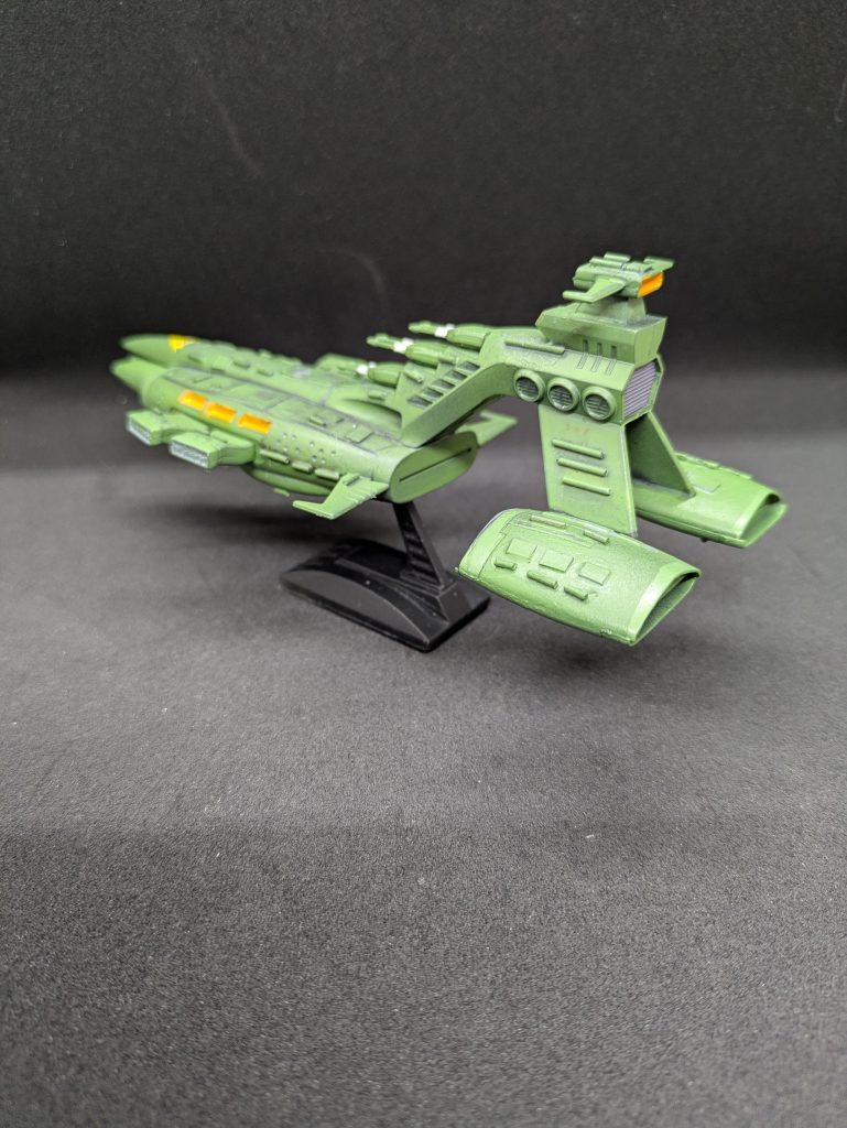 キットのこと。旧キットなので、やはり合わせ目処理が厳しいです。そもそも嚙み合わないパーツが多かったです。そのまま作ると味気ないので、前回のザンジバル同様、それっぽい?ディティールアップを図っています。主にプラ板とプラ棒の切り貼りです。先に作ったザンジバル(2400分の1)より大きな1200分の1サイズなので、こちらの方が大きいです。なので並べません(笑)台座は粘土を使って重くして安定するようにしてあります。