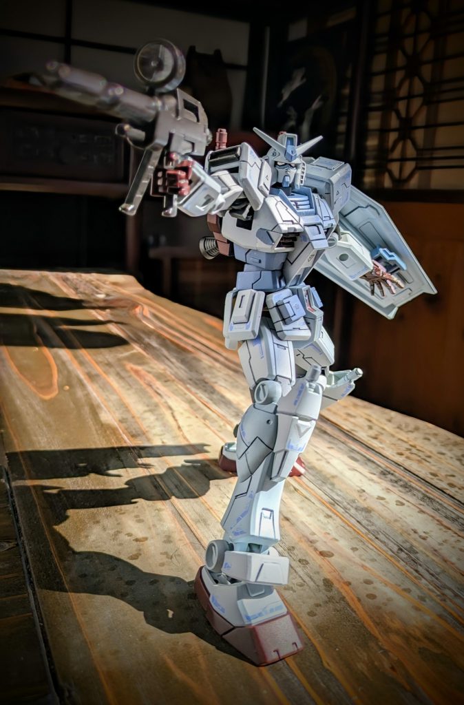 完成させてポーズ取らせて分かったんですが、パーツ当たる部分が擦れて塗装剥げちゃうんてすね。サーフェイサーやトップコートも厚手にしたんで大丈夫かなと思ったんですが〜、もっと日数置いて完成させなきゃだったのかな?