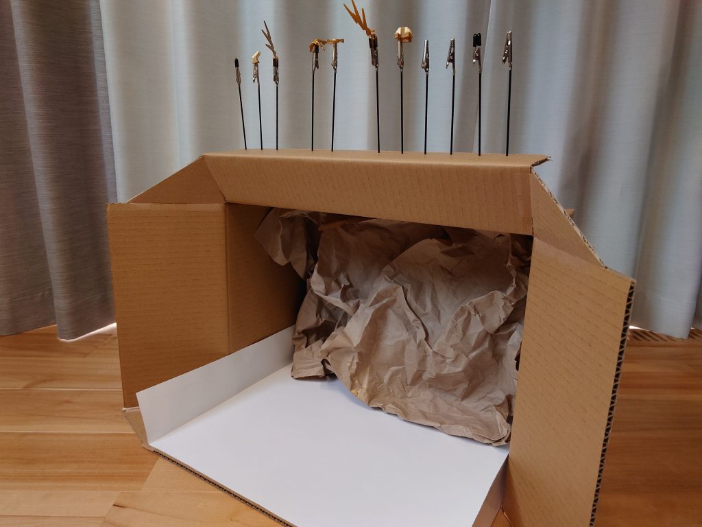 前斜めから見るとこんな感じです。敷いてある紙と緩衝材の紙を交換すればキレイな塗装ブースが復活します。 臭いが控えめな塗料でエアブラシもしたくなるかもです。 ご覧いただきありがとうございました。