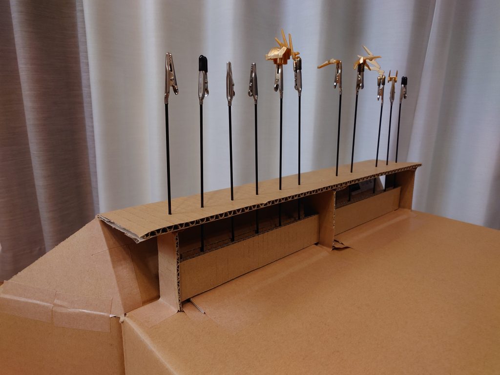 アピールポイントは上部に作った持ち手棒を刺すところです。一度にたくさんの塗装はしないと(今のところ)思い、10本くらい持ち手棒を刺せるようにしました。