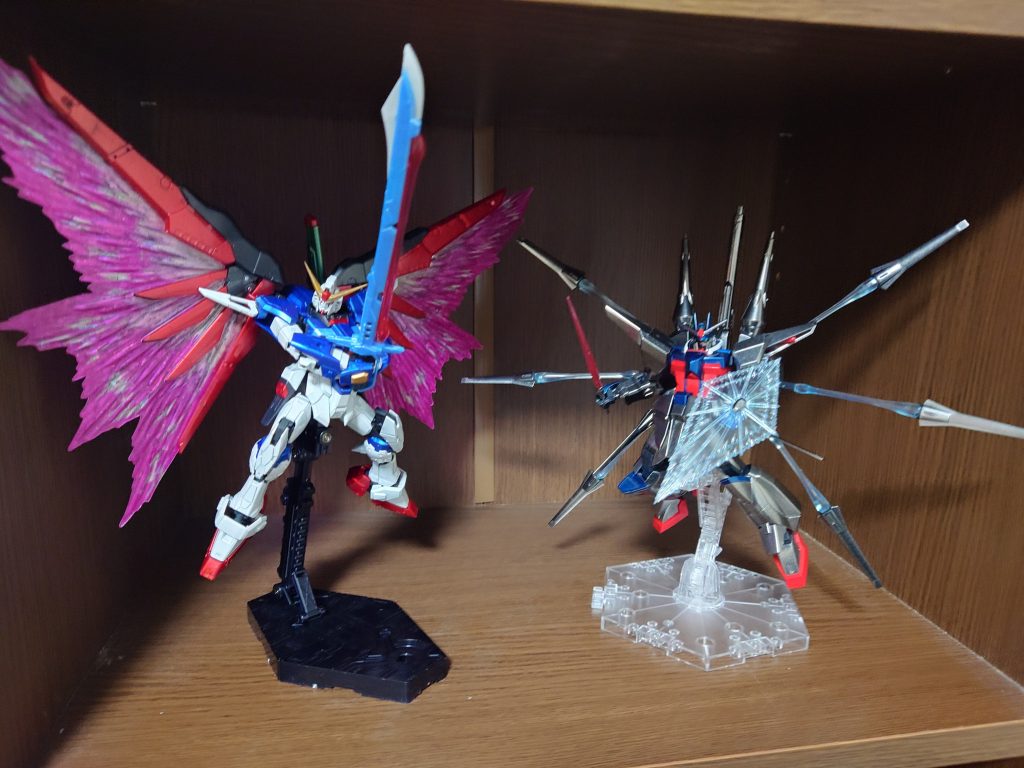 家にいたRGデスティニーガンダム(チタニウムフィニッシュ)の隣にいてもらいます。ここまで見ていただいた方はもしかしたら気づいているかもしれませんけど