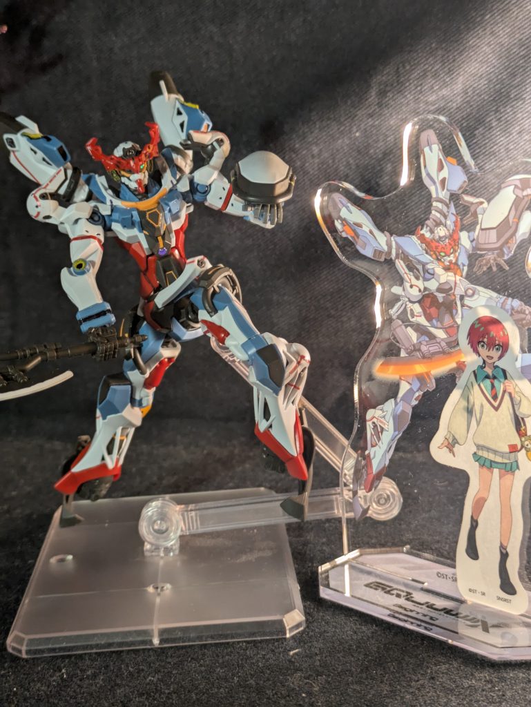 劇場で買ったアクスタにマチュのステッカーを貼って並べてみました。劇場が良かっただけに、この後の展開が気になる作品ですね。それでは、見て頂きありがとうございました!