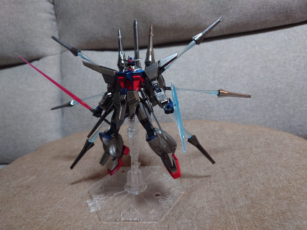 黒下地に薄めのクローム系塗装をしたら影の部分がまぁ黒いこと。青はシルバーの上に少し黒を混ぜたクリアブルーでキャンディ塗装。黒は焼鉄色でメタリックにしました。赤を少し明るめにしたんですけど赤が立って目に入りますね。