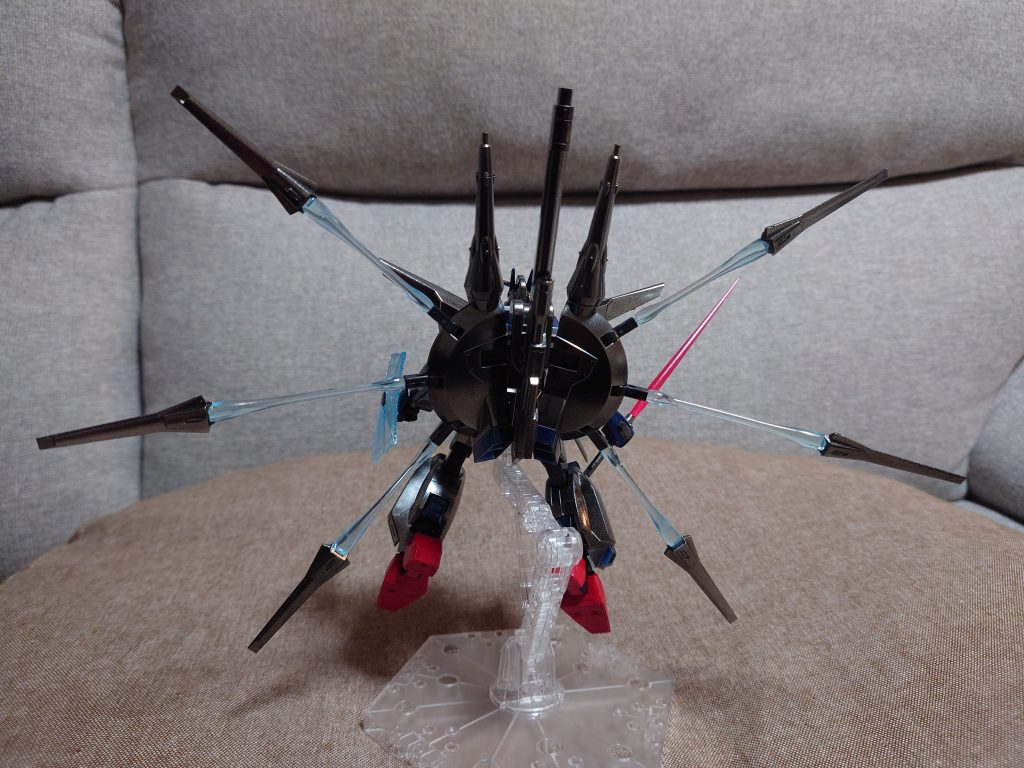 後ろはこんな感じです。ライフルを持たせようと思ってましたけどライフルがデカすぎて構えることすら難しかったので背負わせました。背負ってるのは背負ってるのでバックパックに砲身ついてるみたいでかっこいいです。