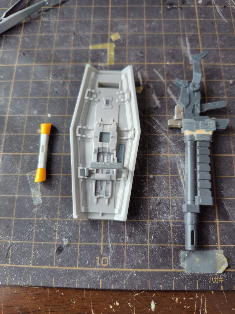 ライフル、シールド、ビームサーベルライフルは1/100グレイズのライフル先端と30mmシリーズのライフルを組み合わせ。シールドはパワードジムカーディガンのものに持ち手とサーベル取り付け用のダボをプラ板で接着しました。サーベルはディジェのものを壊してしまったため発振口を切り離しユニコーンのサーベルに取り付けました。