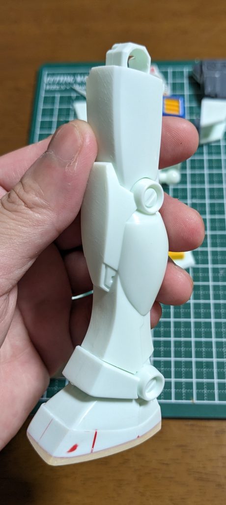 加工中の図④継目とパテを削り終わりこの後ソール部の筋彫り加工。