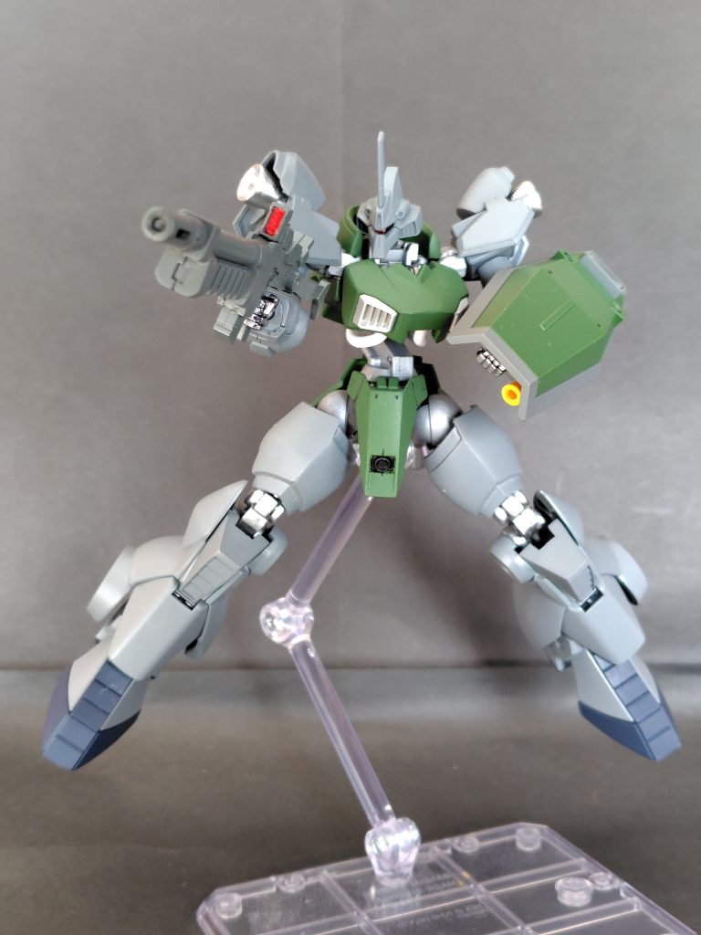 武器解説∶試作型ビームライフル、シールド新たに開発されたビームライフル。本機のものではないが、基地から逃亡の際に持ち出して以降、本機の主力武器となっている。シールドも同じ経緯で本機の武装となった。強奪後にビームコーティング処理をし直したため表面がグリーンになっている。