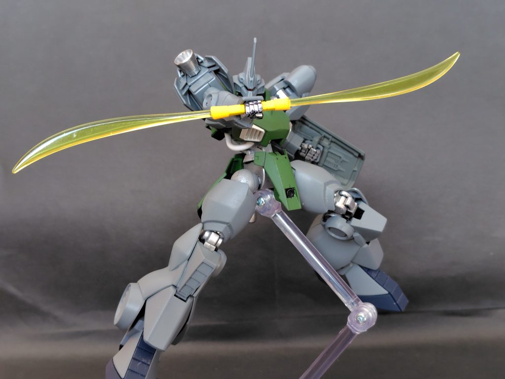 武器解説∶ビームサーベルビームサーベルはディジェのものを改修したため持ち手の形状が変わっているが性能は変わらない。両方の発振口からナギナタ状のビーム刃を形成できるほか、片側のみの発振も可能。