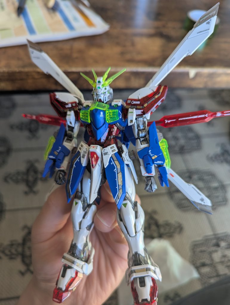 水転写デカールとスミ入れ。スミ入れは顔とかいれてかなりいい感じに。スジボリのタガメを買い足してスカートに初のラインぼり。左右で違うのは今後の課題です。付属のシールもいいですが、やっぱり水転写!浮き上がらすに一体化するのがいいですね。めと、肩の小さいシールドみたいのとコックピットの羽に緑のエナメルシールを使ってみました。