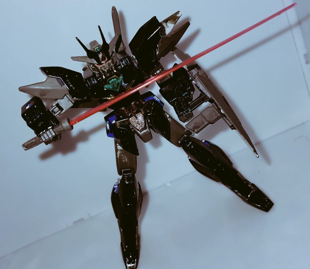 武器はビームライフルとビームサーベルとシールド。