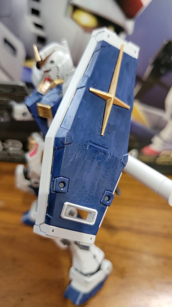 予想通り面積の広い部分はとんでもない色むらが…ガンダムマーカーエアブラシっていうのを使えばもっときれいに塗れるのかな？有識者のかたご教授を…しかしカラーコーデは悪くなかったです。見つけたらもう一台買って次はクオリティを求めてやってみようと思いました！