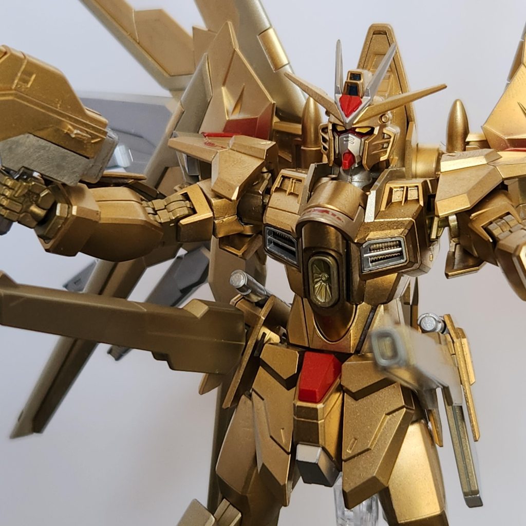 タミヤカラーのスプレー塗装です。ゴールドとチタンゴールドの塗り分けです。