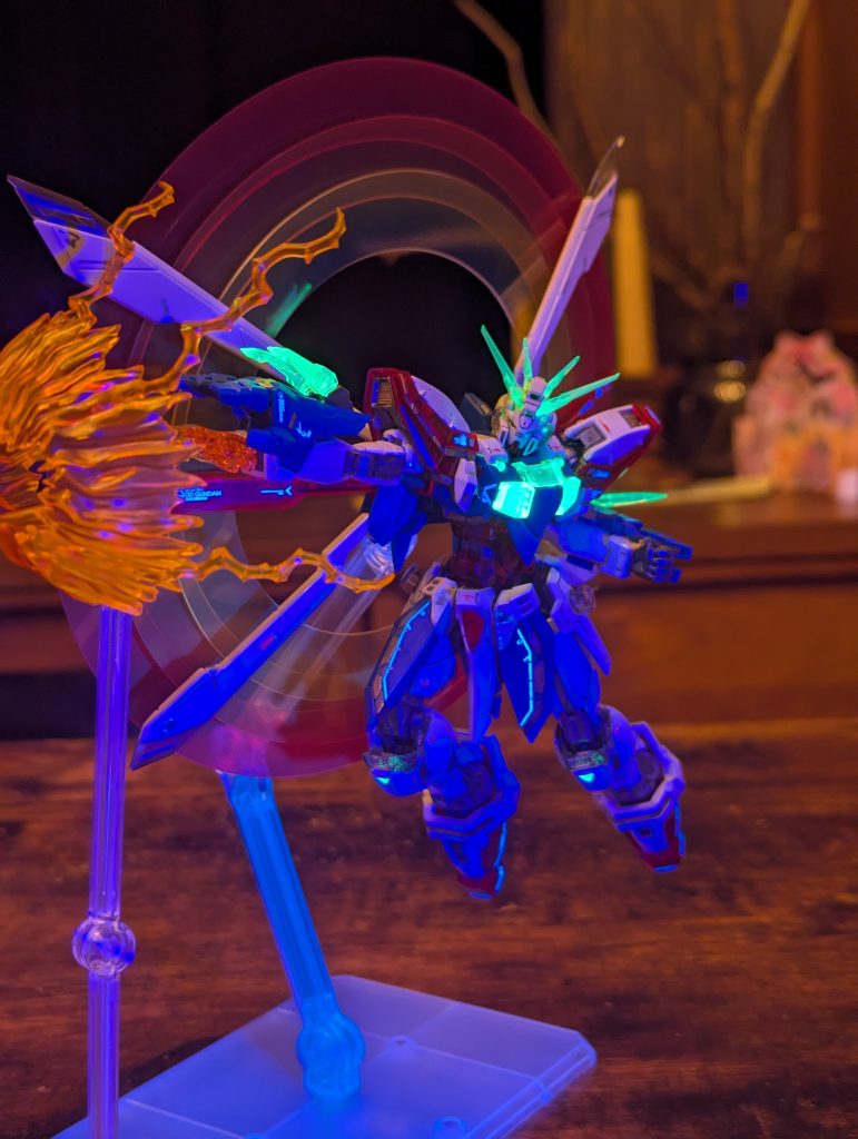 せっかくゴッドガンダムだし、日輪エフェクト必要だと思い、中古品をどうにか安めの値段で見つけ、年越しの一発目で友達に送った写真です。UVライトでこんなに光るんですね!しかも、中華製のデカールも光るとは。もう紅白とかどうでもよくなって、ひたすら写真撮ってました(笑)もう少しできること付ないかと、エフェクトパーツに目をつけました。