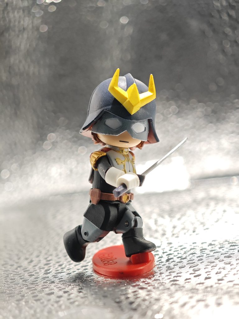 이 「우주 흑기사」는 식완 「bit lot」를 개조한 것입니다. 덧붙여서 식완은 수백 년전에 절임을 판매할 때에 뿌리 붙이를 배부한 것이 기원입니다.(この「宇宙黒騎士」は食玩「bit lot」を改造したものです。ちなみに食玩は数百年前に我が国伝統の漬物を販売する際に根付を配ったことが起源とされています。あと「bit lotガンダム」2弾が発売されてセイラさんとキシリア様がラインナップされれば「黒騎士の相棒」も作れると思いました。)