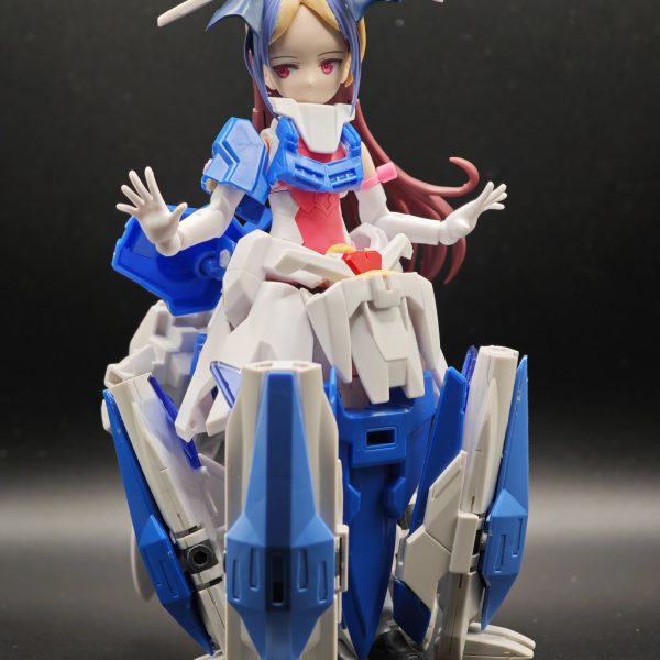 ウィングコン用に作ってたもの含めてMS少女何体かが形になってきました。以前作ったガンダムはいかにもMS少女的な感じで作りましたがもっとパロディ的なものを作りたいと思った結果...酷い悪ノリ的なものになってしまった何が元ネタかはあえて言わないでおこう...。 （4枚目）