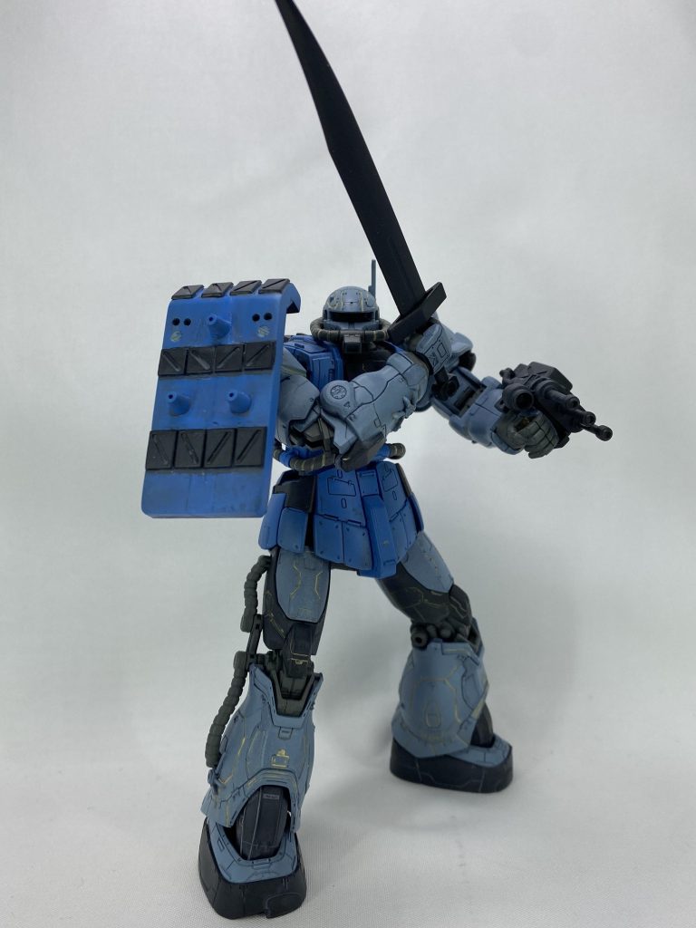 ヒートサーベルは発光状態にしようかと思いましたが、ただ塗装しただけでは劇中の独特な赤熱した感じが出ないと思って諦めました。