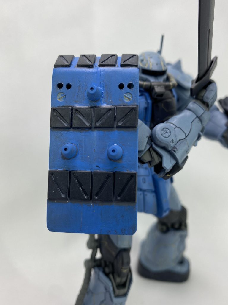 シールドはザクⅡ改のものをサイズアップしてディテールを追加し、ソラリ機の接続部を移植しました。ソラリ機のディテールが凄すぎて別シリーズとのミキシングは難しいですね…切った貼ったで情報量を無理くり増やしてます。