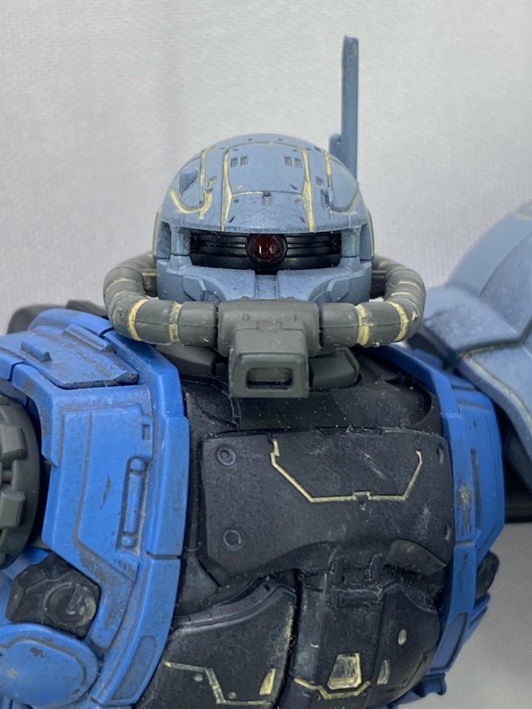 モノアイはクリアパーツにしたかったので、ディテールは諦めてHアイズを埋め込みました。ラピーテープを裏地にしてるはずですが、小さすぎるのか全然光を拾ってくれません笑頭部はソラリ機のバニー仕様ではなく通常仕様が良かったので、プレバン限定のルショーン機を使ってます。