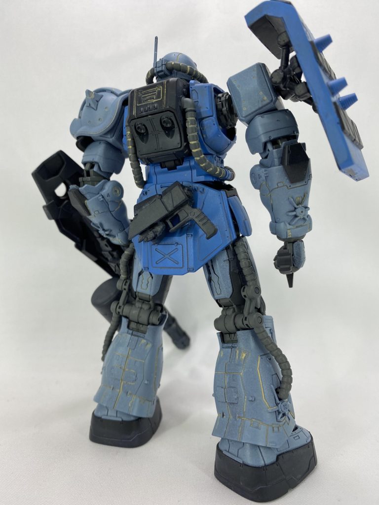 【製作コンセプト】連邦軍の強力な反撃により、ヨーロッパ戦線におけるジオン軍は極限まで疲弊していた。ロフト隊長率いる精鋭部隊「ミッドナイターズ」も例外ではなく、物資が僅かな中、その手腕と意地で連戦を駆け抜けていた。しかし、ついに部隊のグフカスタムのうち一機が稼動不可となり、その補充として解散した他部隊で運用されていたJ型仕様のザクⅡが配備されることとなった。J型とはいえザクでは性能面で劣るため、部隊のウィークポイントと見なされ集中攻撃を受けないよう、機体色と武装をグフカスタムに準ずる改修が施されている。