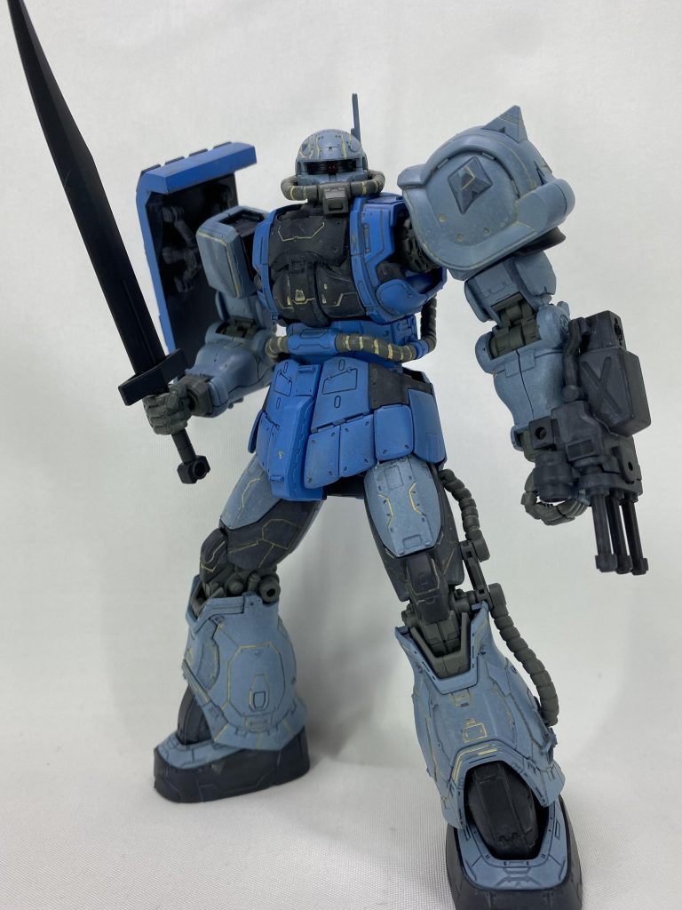 カラーリングはグフカスタム風のブルー系、かつJ型らしく部分的にブラックを入れています。個人的にかなりいい色味に調色できました☺️