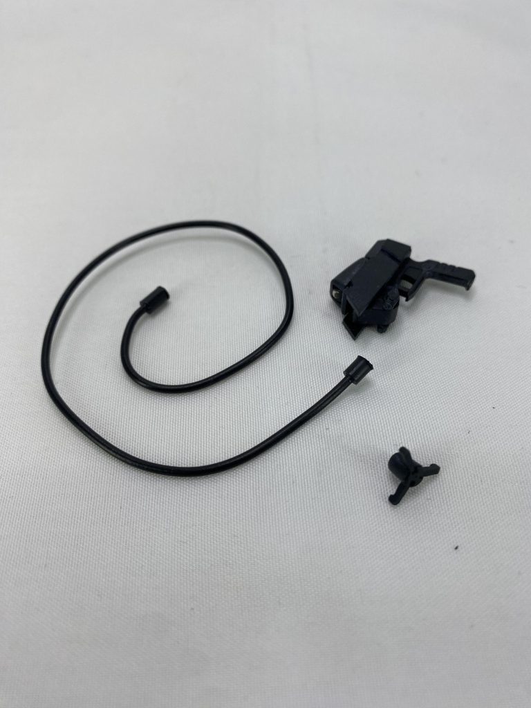 ロッドガンはプラ材とジャンクパーツから先端部と基部、リード線にそれぞれネオジム磁石を仕込み、収納→射出を差し替えで表現腰部へのマウントもやはりネオジム磁石です。