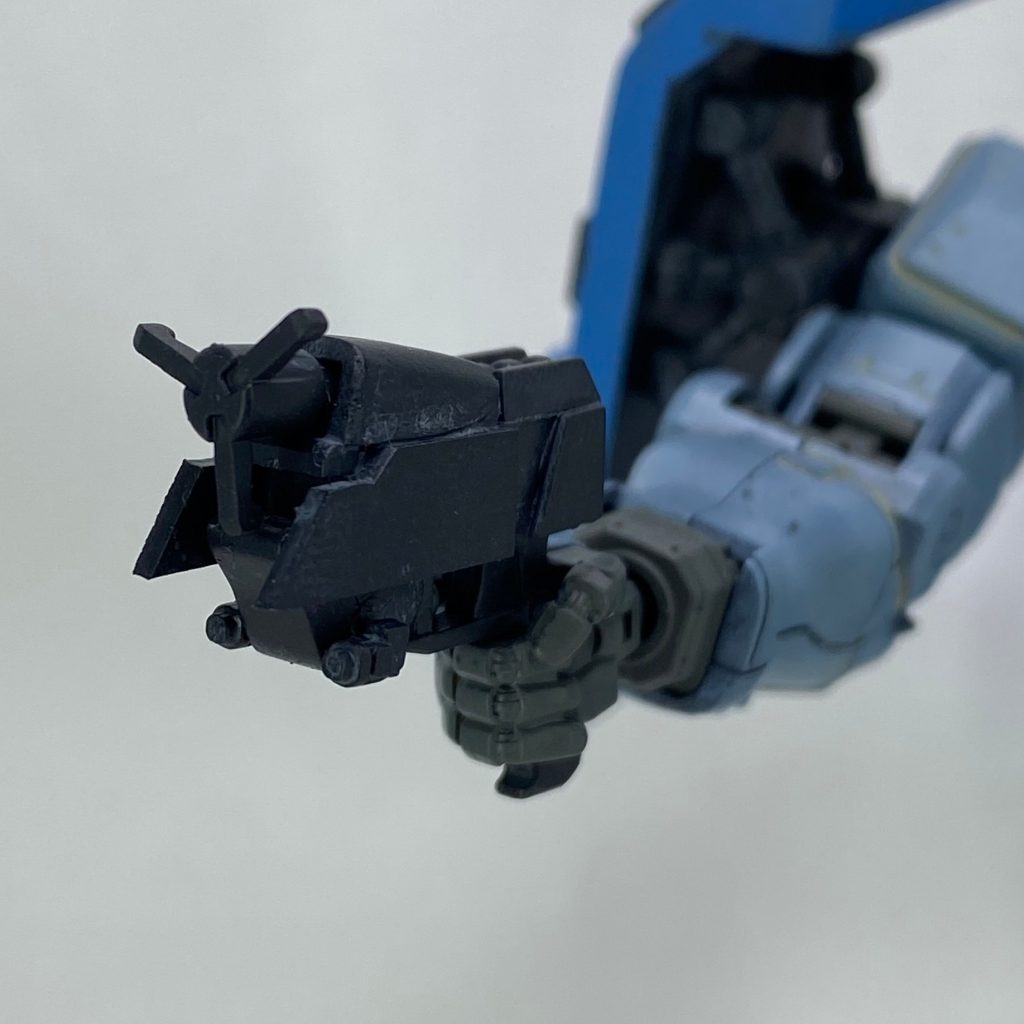 ・ロッドガン【外部携行型ヒートロッド】グフの腕部に内蔵されていたヒートロッドのユニットを銃器型に改修し、ザクでも同様の戦術がとれるようにした特殊火器海外警察のテーザーガンやバイオハザード4のエイダが使用するグラップルガンを参考にしました。