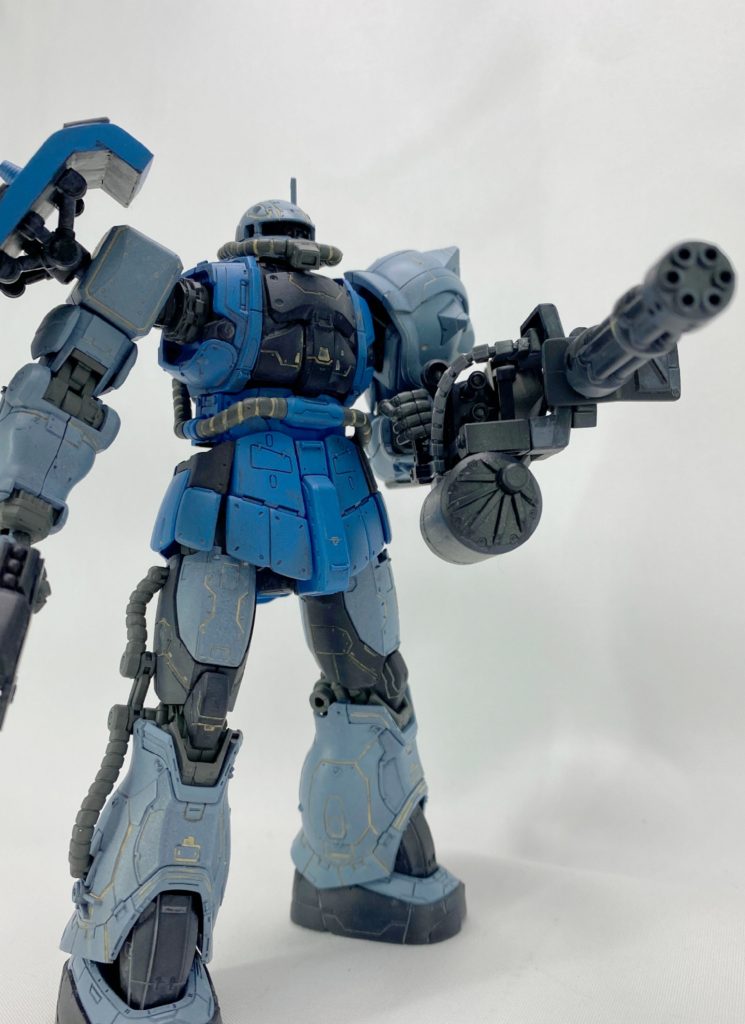 ガトリングシールドは08小隊の旧HGシリーズのもの砲身を短縮、三連装ガトリングも砲身を細くし、本編のモデルに近い形状にしています。ドラムマガジンの放射状のディテールもそれっぽく再現してみました。