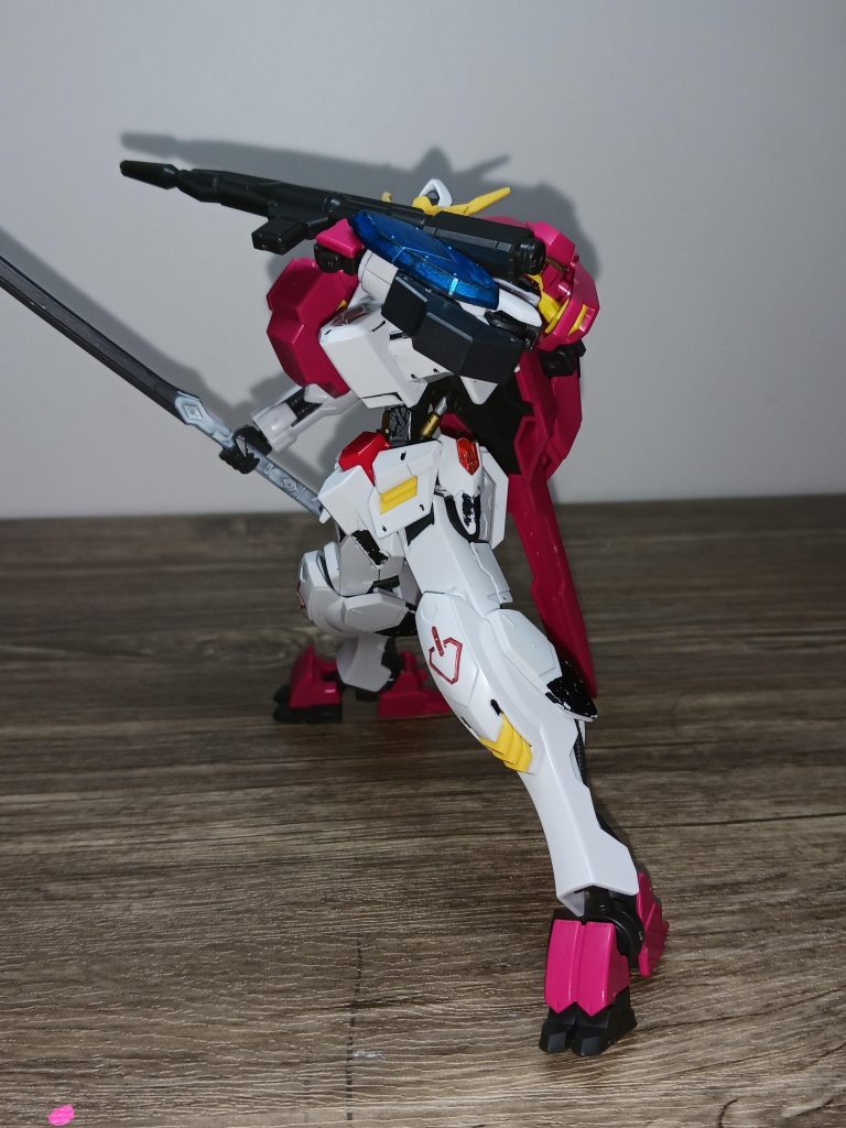 主な武装は、太刀、ライフル、ガンドレッドシールドと少なめ。ガンドレッドシールドは、レイとの戦いで破損している。胸部装甲は、胴体が破壊されないようにするための対策である。