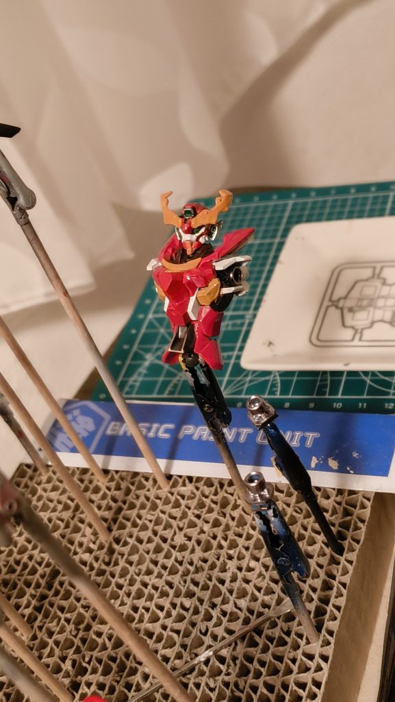 基本素組みせず、塗りながら組み立てています。パーツが細かい本キットはHGと言えど、かなり作り応えがありました