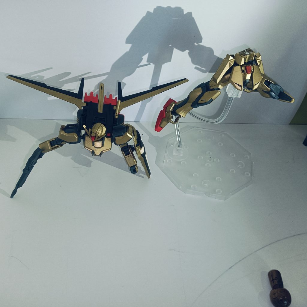 百均の缶スプレーで塗装しました。金スプレー塗装から艶消しで完成です。関節部をマスキングテープで塗り分け忘れててギチギチになっちゃいました😭そのせいでポッキリ折れちゃいました〜、次回塗装する時の反省点です！ 