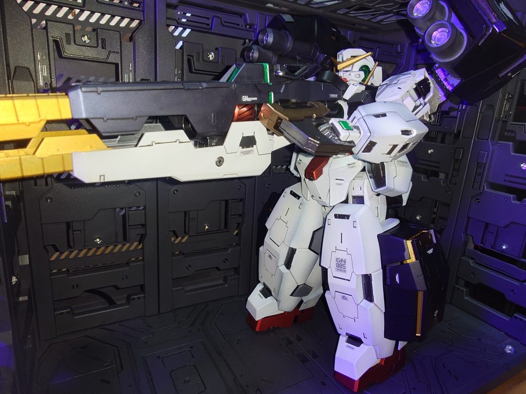 フレームは光沢で外装はつや消しにするのは骨が折れました。 