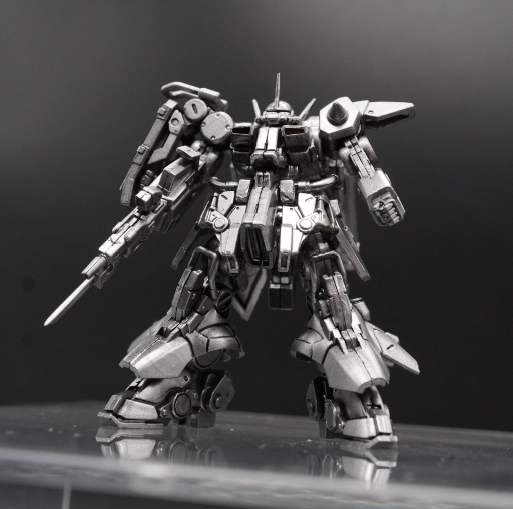 これを、塗り分けや筆塗りする技術はないので、エアブラシで、メタリック塗装です。