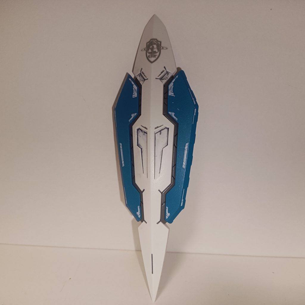 作例を参考にして水転写式デカール貼ってみたのですが、傷つく縦にシール貼るのは現実的にどうなんでしょうか?! このエクシアは青と赤パーツをランナー塗装して、部分塗装→デカール→つや消しで完成です。