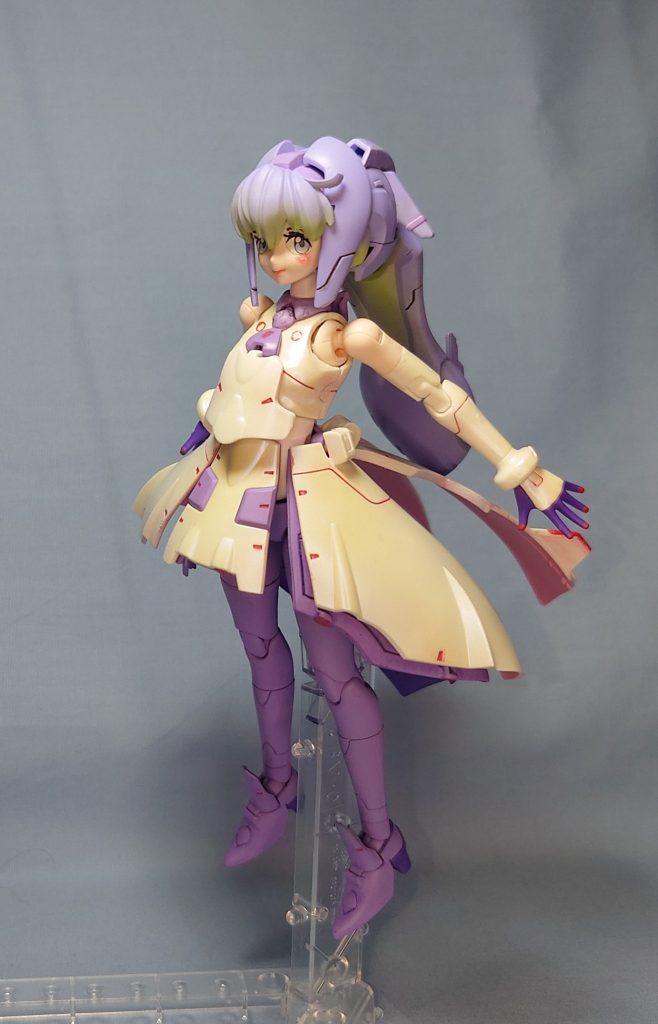 ガンプラですが美プラですので、お顔にポイント工作(後述)して気になる箇所の継ぎ目消しくらいで、塗装メインで仕上げてます・肌色以外は全塗装。　ドレスはグランプリホワイトにサファイアブルーでコート。頭部は白に青と紫の混色、影色にライムを。脚部は白に紫の混色のラッカー系ベース塗装。　スミ入れは水性ホビーカラーでそれぞれ赤、黒、紫で入れてます。はみ出たとこハイターでゴシゴシしたらベースカラーもとれて来てちょっと慌てましたｗ