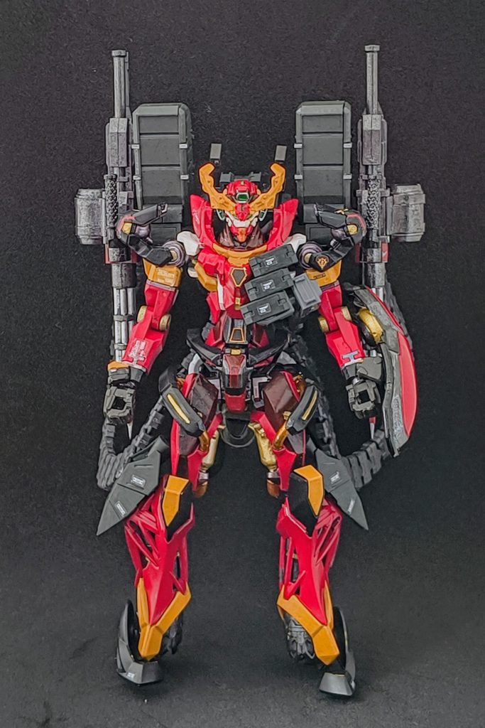 後半は武装を付け足し重装備仕様胸のアーマーは貼り付けているように見えますが、背後のバックパックからアームを伸ばして被せている状態です。