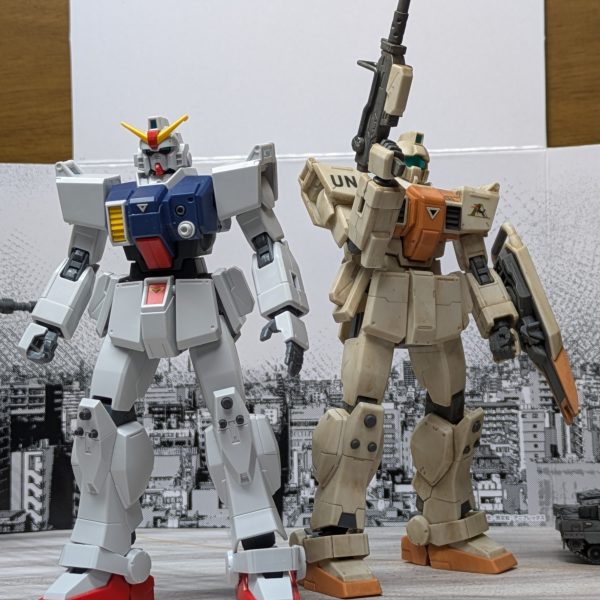 HGUC RX-79(G)製作中!通算2機目の陸戦型ガンダム。1機目は付属シールのみだったけど今回はデカールもしっかり付けよう!形はできたからあとはランドセルと武器防具。お隣は兄弟機のRGM-79(G)陸戦型ジム。（2枚目）