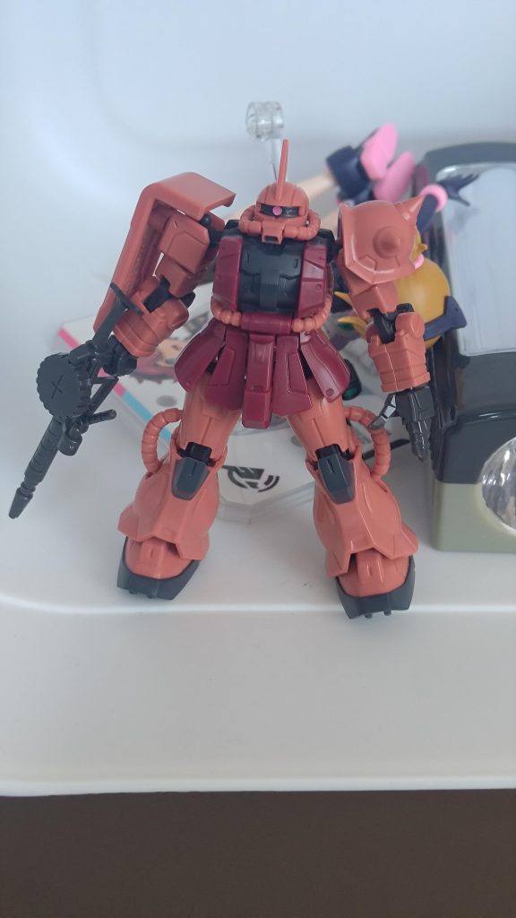 素となったやつ。フレームとしてカプセルアクションのシャア専用ザクを使いました。二の腕、太ももの外装だけ残して、他の外装は全て取り外しています。