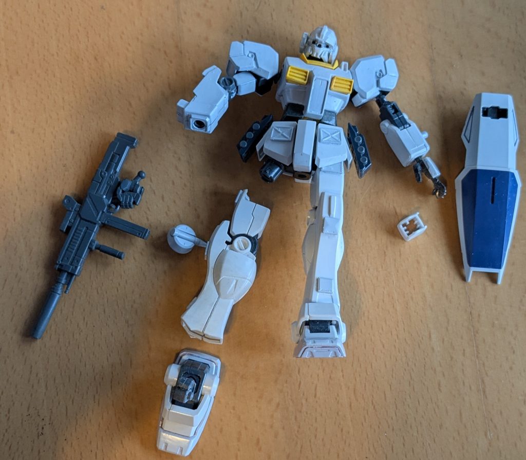 成形色バラバラなので、とりあえず全部ホワイトに筆塗りしてみる下半身があまりにジムなので、プラバンやらプラパーツやらもペタペタつけてみました