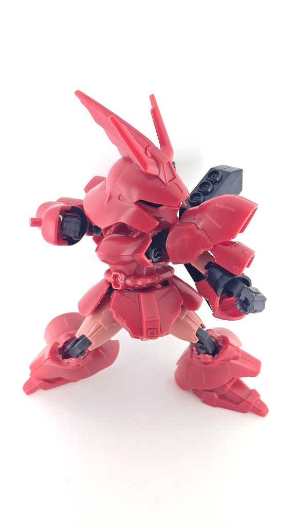 パンチポーズ。フレームがカプセルアクションなのでパンチなどの躍動感のあるポーズが取れるようになりました。拳が3mm穴ではないのでSDやHG系の武器は持たせられません。武器を持たせたい場合は拳も取り替えたほうがよさそう。