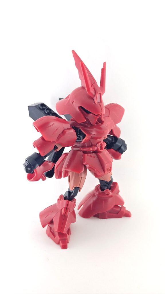 全身。外装はSDEXサザビーです。SDEXとカプセルアクションでサイズ感はピタリと一致しているものの、やはり色々な部分が干渉しまくるのでニッパーでSDEXの外装の方を無理やり切り飛ばしました。特に胸部装甲は幅が広すぎたので大胆にカットしています。