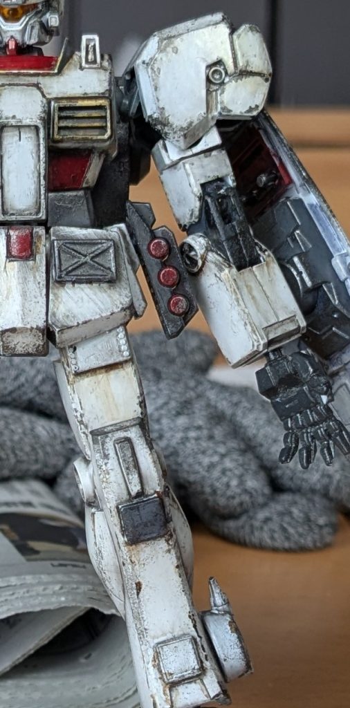 リアルタッチマーカーのグレー３、ブラウンの筆先でチョンチョンとチッピングさらにスポンジでもチョンチョンと、こちらは、水性ホビーカラーの焼鉄色で難しいけど、何箇所かめっちゃイメージ通りにできた箇所もあり、イメージとかけ離れたところもあり・・・ウェザリングって楽しいですね〜  