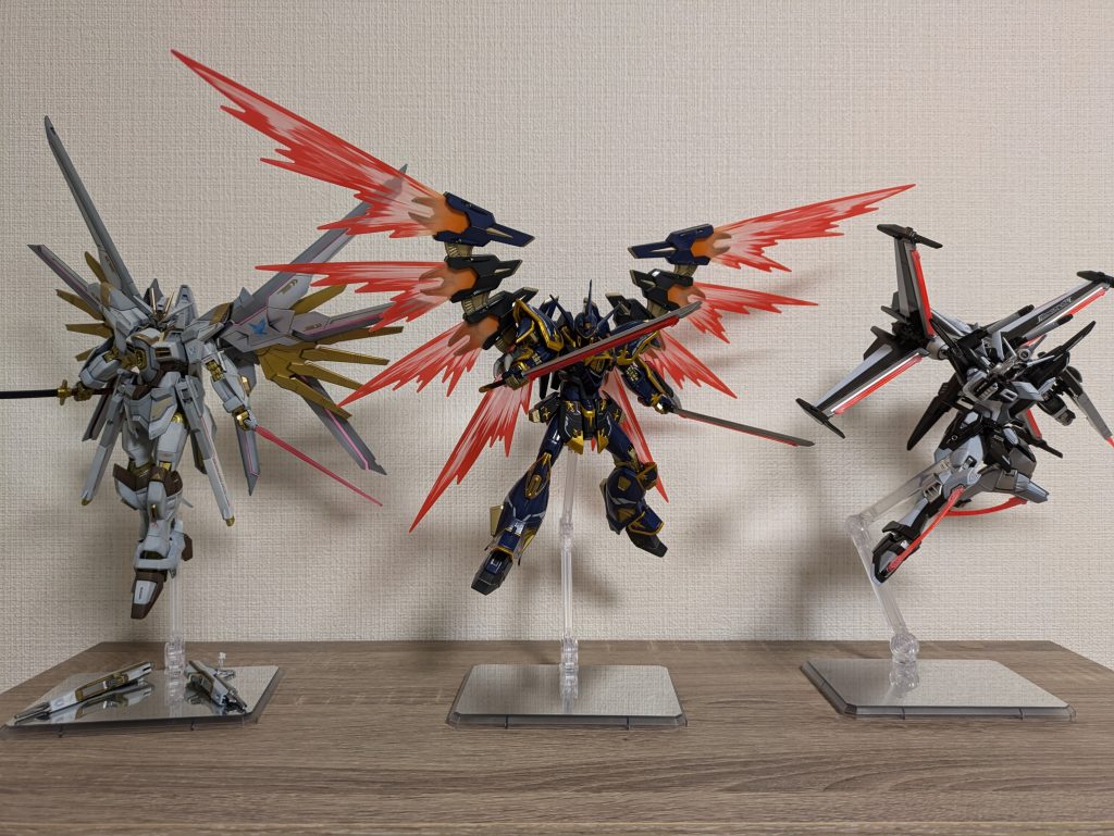 最後にスリーショット!次はデスティニーか、SEEDを一休みしてジークアクスを作りたいと思います!