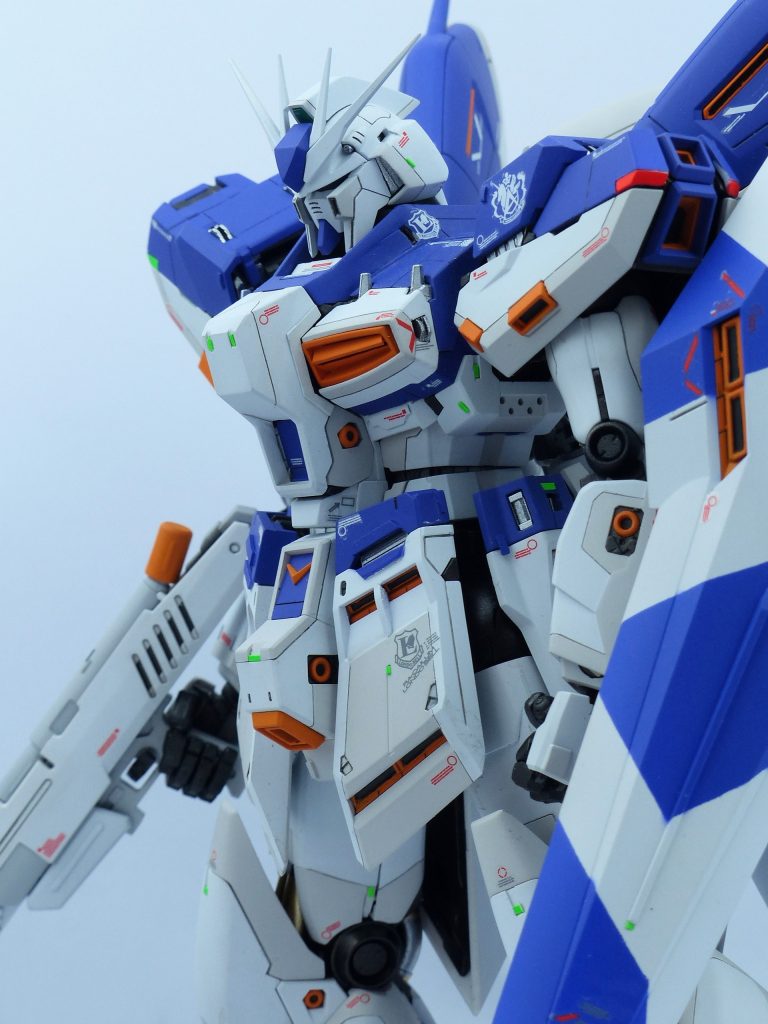 出渕裕さんが最初にデザインしたHi-νガンダムをカトキハジメさんが再現してキット化したのがver.Kaになりますが、自分は出渕さんの最初のデザインのプロポーションとリファイン版のシールドのスプリッター迷彩が好きなのでそれらの要素を足して制作しました!!