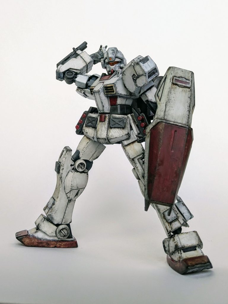 「これ、やりすぎたな」とか「モビルスーツは、ただの鉄とペンキで出来てんのか〜い」とか「傷やハゲが大きすぎて全高１８ｍのスケール感じゃないよね〜」などと自分にツッコミながら楽しく作業できました。ご覧いただきありがとうございました