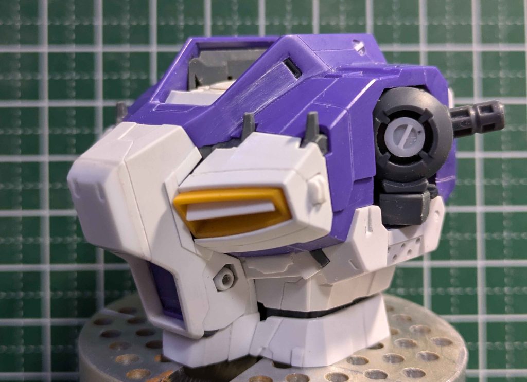 胸部・コクピット上部と下部を2mm延長・胸部ダクト開口・胸部ダクト横の謎穴にミニしいたけ・パーツ分割部分を削り込んで段差に・肩関節下にブチ穴・肩の謎空間にプラ棒でディテール・スジボリ