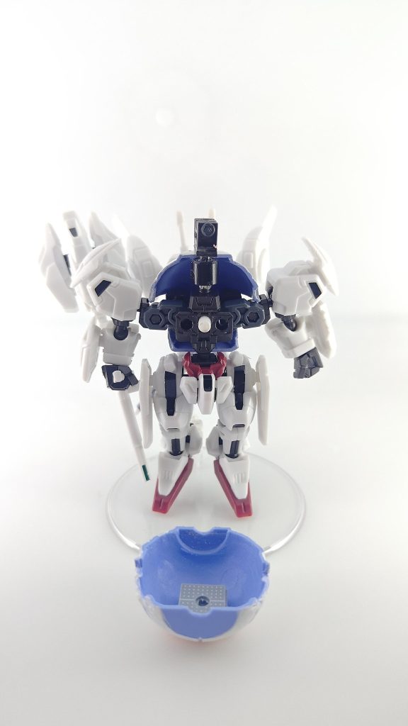 中身。モビリティジョイントのフレームを改造して、アニマギアのパーツで両肩の延長、首に市販のジョイントを重ねてキャノンの接続部にしています。ボールの頭部はメンテナンスできるように3mm棒でフレームと接続しています。